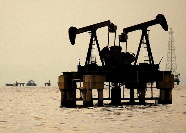کاهش قیمت نفت پس از عبور طوفان از خلیج آمریکا