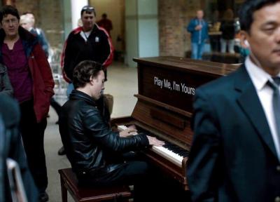 فیلم، وقتی یک موسیقی دان حرفه ای پشت پیانوی خیابانی می نشیند