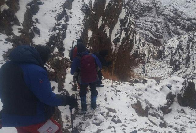 نجات 2 زن گرفتار در ارتفاعات کوه صاحب الزمان کرمان