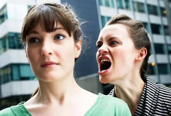 در برابر آدم های سمی که با به رخ کشیدن ثروت دیگران، فکر و روح ما را خسته می نمایند چه باید کرد؟